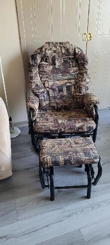 Causeuse et fauteuil.