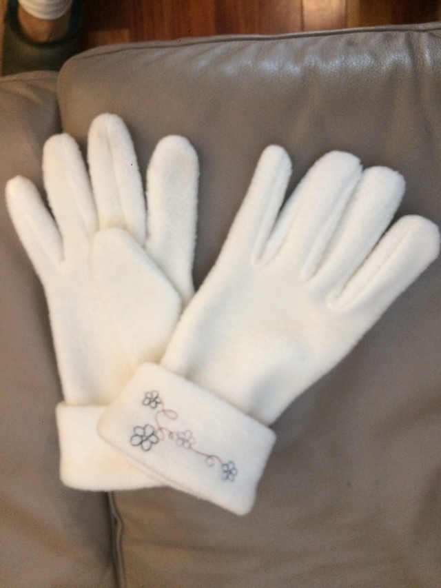 UNE PAIRE DE GANTS BLANCS NEUFS EN LAINE GR MÉDIUM FEMME: $5.00