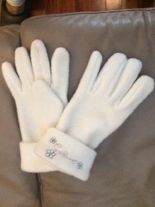 UNE PAIRE DE GANTS BLANCS NEUFS EN LAINE GR MÉDIUM FEMME: $5.00