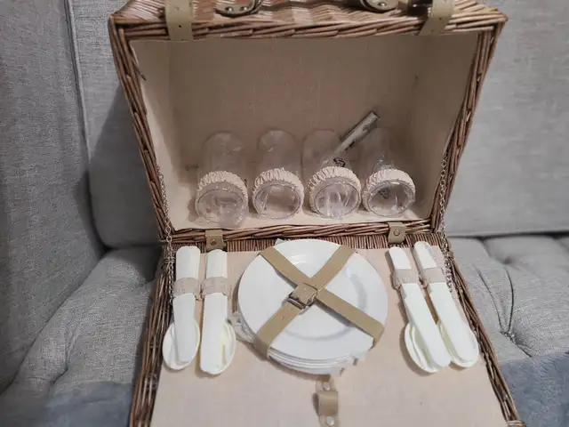 New Camping case with tableware for 4 person Size L 16'× W12' xH