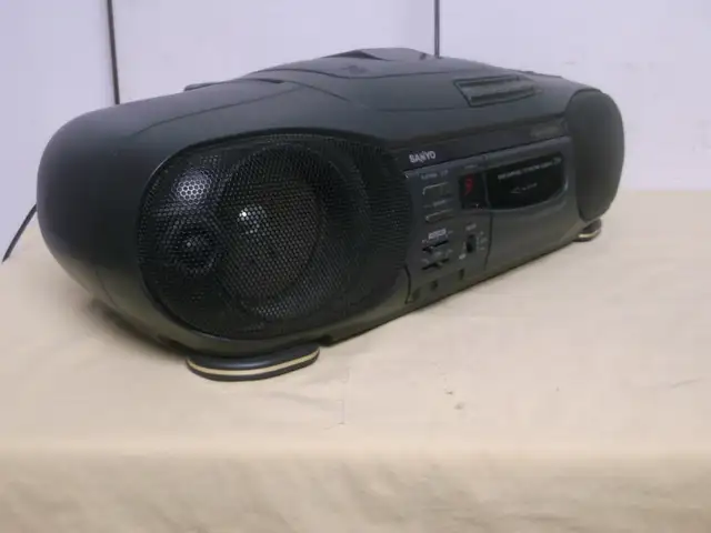 Sanyo MCD-Z14K CD Cassette AM/FM AC/DC Portable Music Player