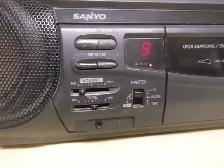 Sanyo MCD-Z14K CD Cassette AM/FM AC/DC Portable Music Player - Photo 2