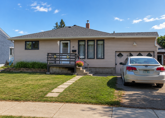 2-Bedroom House for Rent – Large Yard, Garage & Appliances