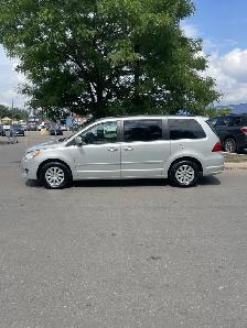 2009 Volkswagen Routan SE  /  ONLY 159,000 KMS  /  1 OWNER - Photo 2