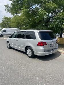 2009 Volkswagen Routan SE  /  ONLY 159,000 KMS  /  1 OWNER - Photo 3