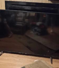 2 samsung tvs