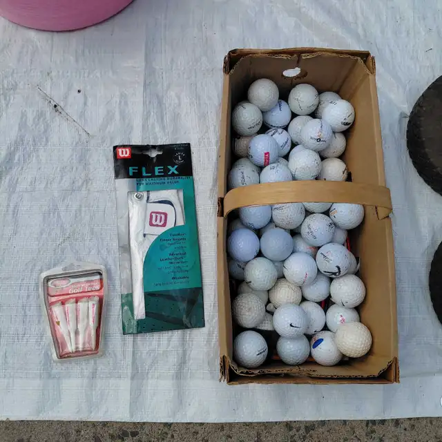Lot de 54 balles de golf et gant