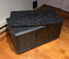 Beau meuble TV noir compact sur roulettes – Tablette pivotante –