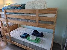 Bunk beds with matresses and linen sets - Photo 3
