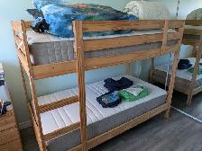 Lits superposés avec matelas et literie