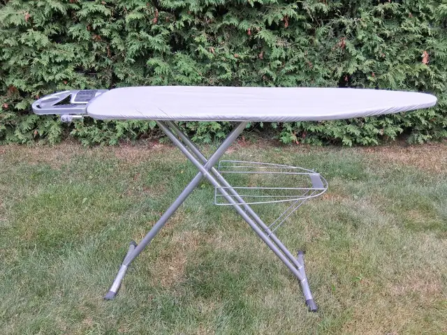 Neuf  Planche à Repasser ( Valeur $125 )  Aubaine