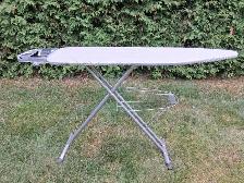 Neuf  Planche à Repasser ( Valeur $125 )  Aubaine