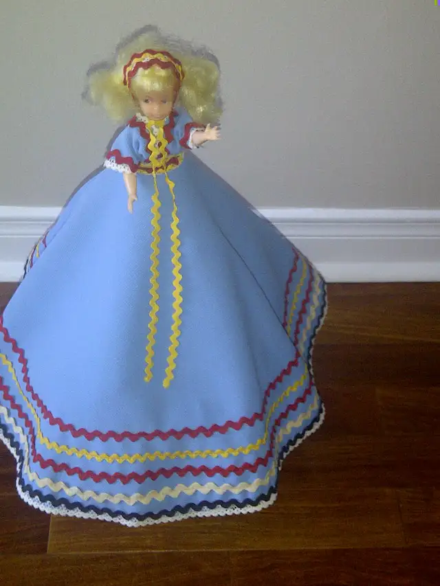 BELLE POUPÉE DÉCO QUI PEUT S'ASSOIRE SA BELLE ROBE: $5.00