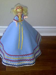 BELLE POUPÉE DÉCO QUI PEUT S'ASSOIRE SA BELLE ROBE: $5.00