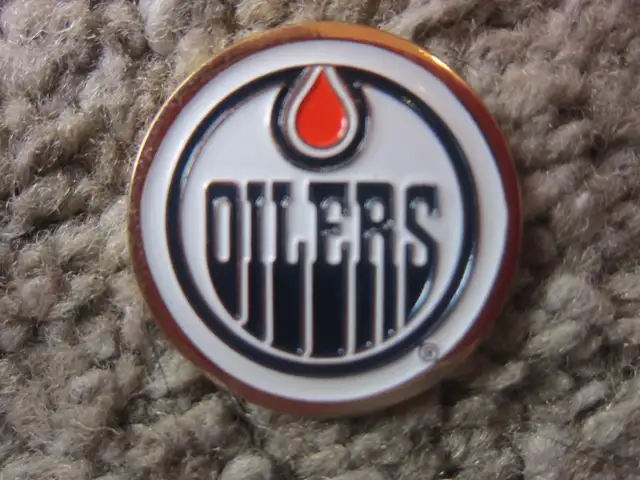 4 NEW EDMONTON OILERS MID-SIZE STAFF BAGS