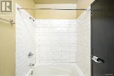Bright, High ceiling Victoria Downtown Studio Apartment for rent - Photo 10