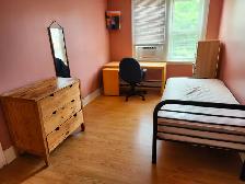 Clean, furnished rooms in male or female house, 5 min. to UoW - Photo 4