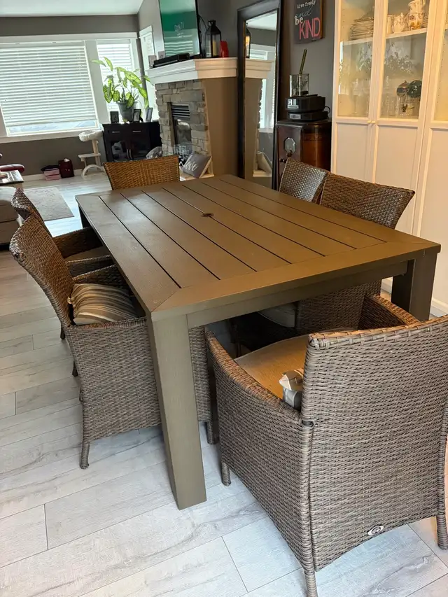 outdoor Hampton bay table and 6 chairs with cushions
