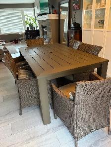 outdoor Hampton bay table and 6 chairs with cushions