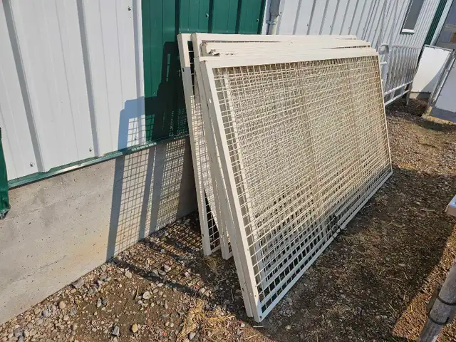 Wire shelves/panels