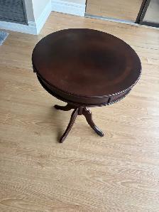 Free delivery used Round wooden end table with drawer - Photo 6