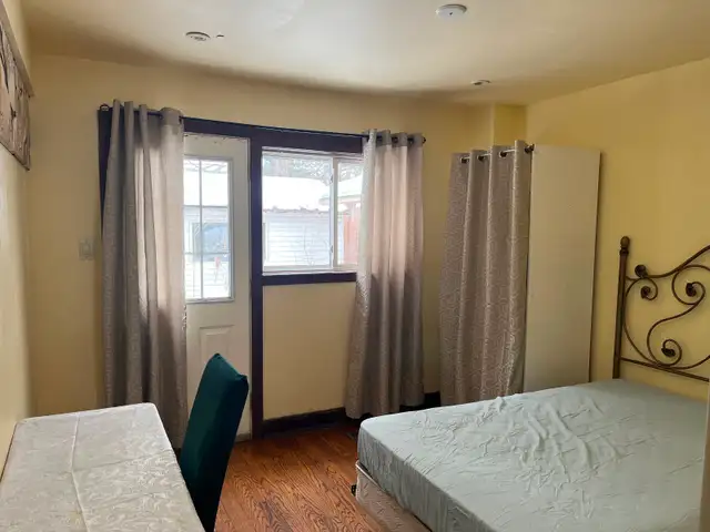 BRIGHT ROOM MAIN FL -50m TK PLAZA STEELES AND BATHURST NEAR BUS