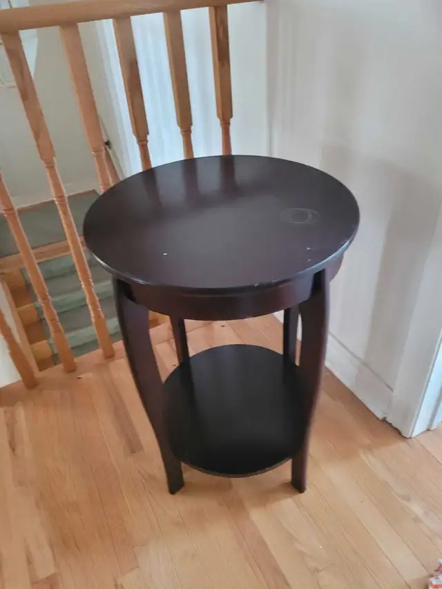 Round wood table