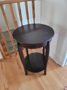 Round wood table