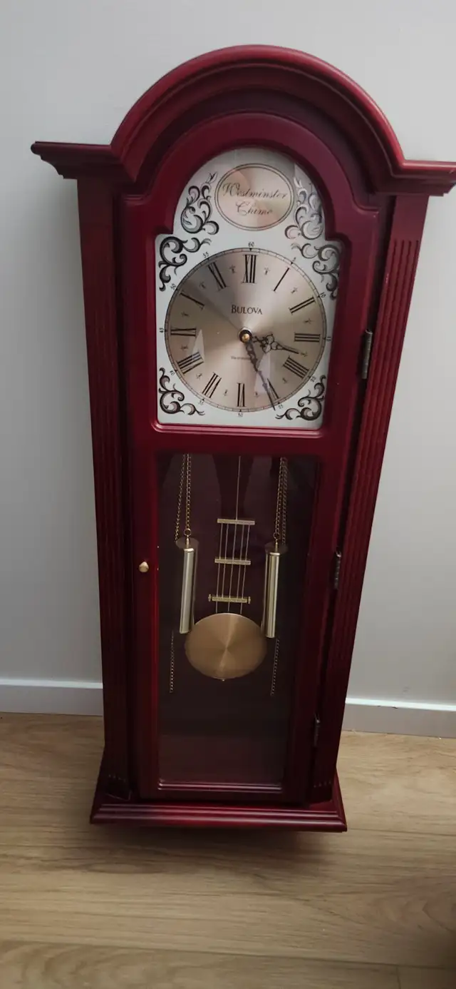 Excellent condition mahogany cherry  wooden wall clock!