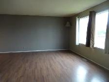 Erinwood main floor 3 bedroom , sep laundry $1420/m  60% UT - Photo 9