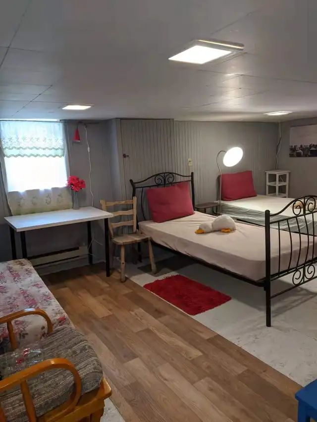 Room for girl in LASALLE, all included, free laundry and wifi