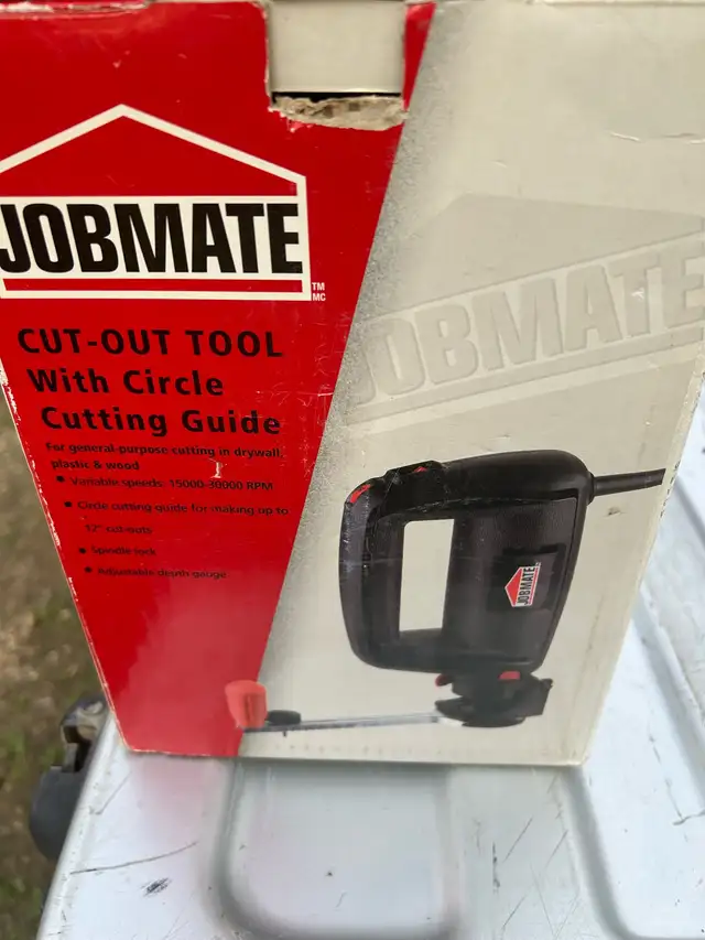 Cut out tool with circle cutting guide