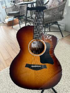 Taylor guitar for sale. good as new condition - Photo 4