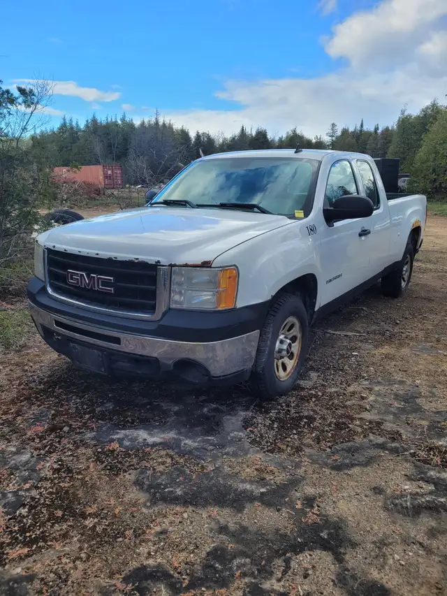 !!!!!!    2013 GMC 4 DOOR REAR WHEEL DRIVE    !!!!!!