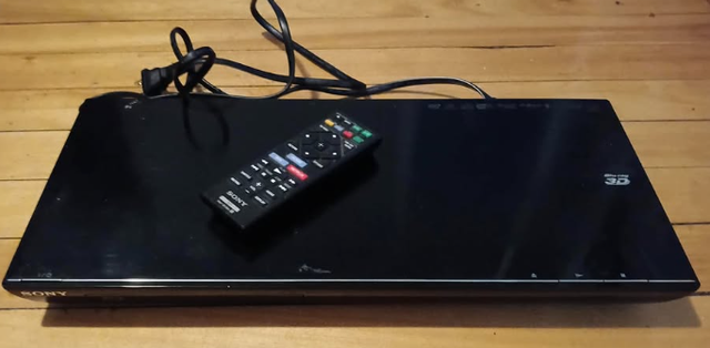 Sony BDP-S590 Blu-ray Disc DVD Player 3D Built-in Wi-Fi READ