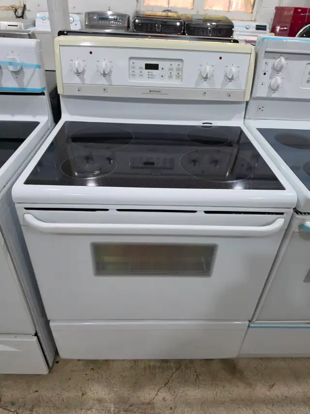 Frigidaire 30' White Freestanding Electric Ceramic Top Stove