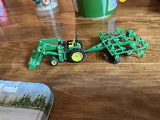 Lots o’ JOHN DEERE Farm Collectibles ! - Photo 3