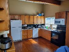 Brentwood room - minutes walk to LRT and U of C