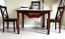 Solid wood dining table and 4 high back chairs - Photo 3