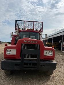 Mack grain and silage truck - Photo 2