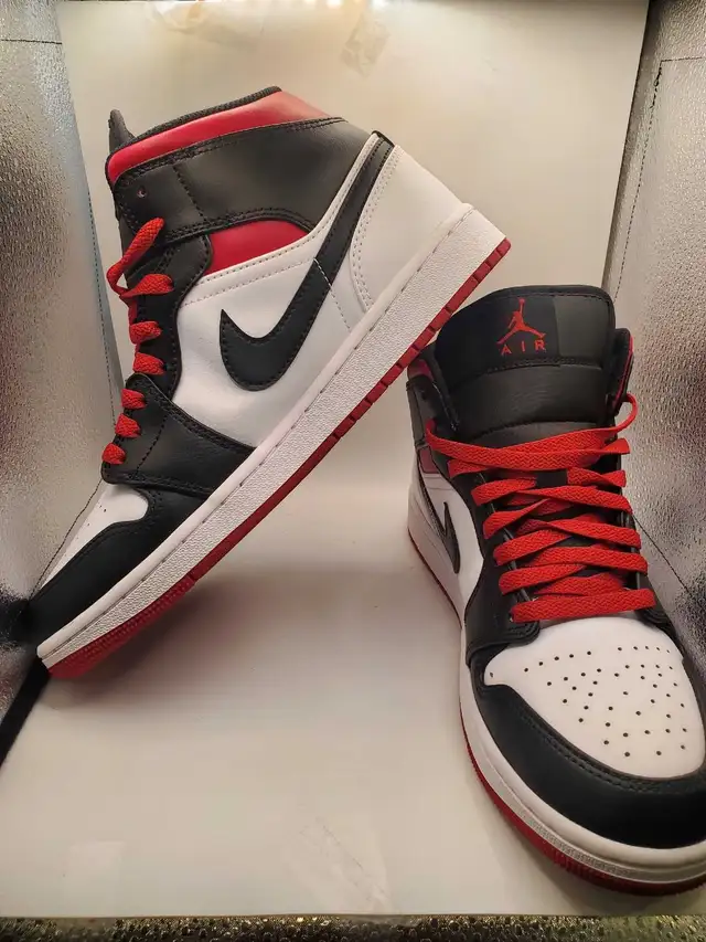 Air Jordan 1 Mid size 9 mens