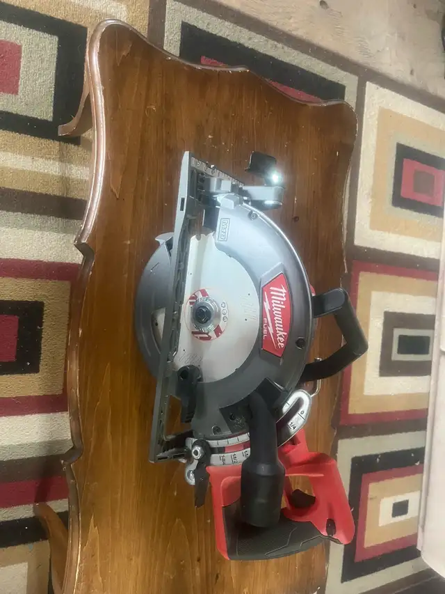 Milwaukee M1 18 worm gear saw