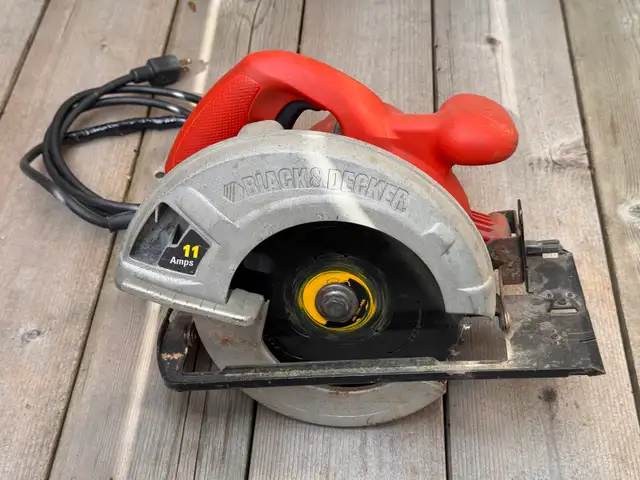 Scie circulaire Black & Decker 7 1/4 po 11 A