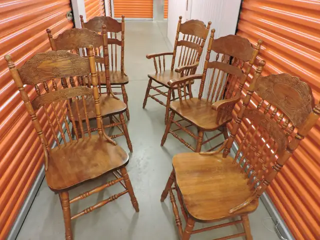 6 Chaises antique en chêne avec gravures.