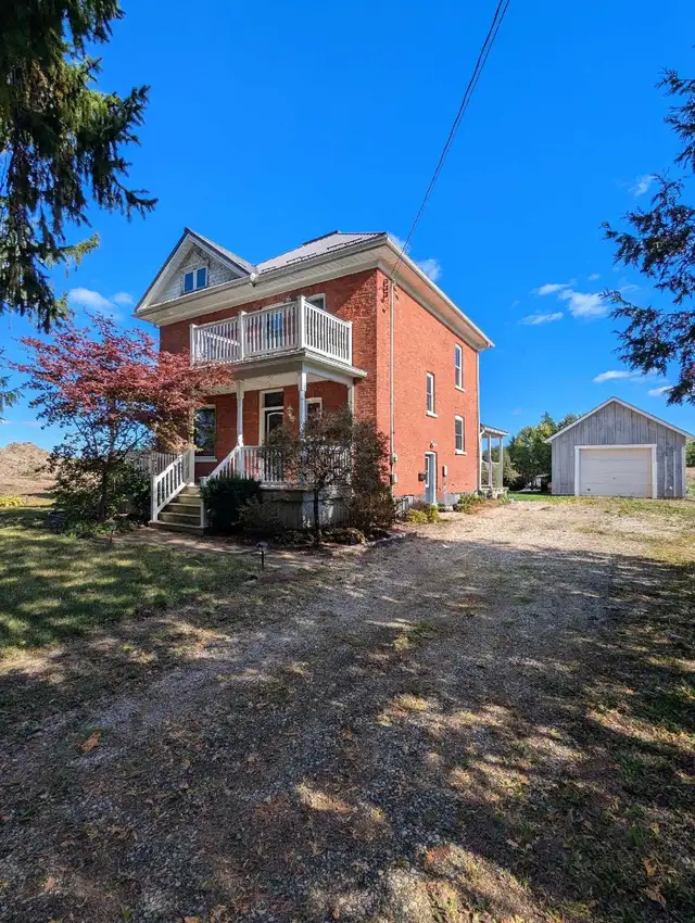 Spacious & Bright Detached Home in Quiet Milverton Neighbourhood