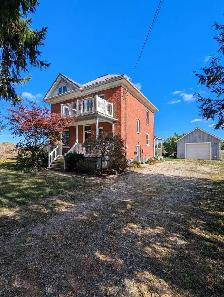 Spacious & Bright Detached Home in Quiet Milverton Neighbourhood