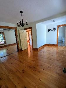 Spacious & Bright Detached Home in Quiet Milverton Neighbourhood - Photo 6