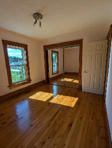 Spacious & Bright Detached Home in Quiet Milverton Neighbourhood - Photo 7