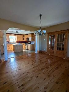 Spacious & Bright Detached Home in Quiet Milverton Neighbourhood - Photo 8
