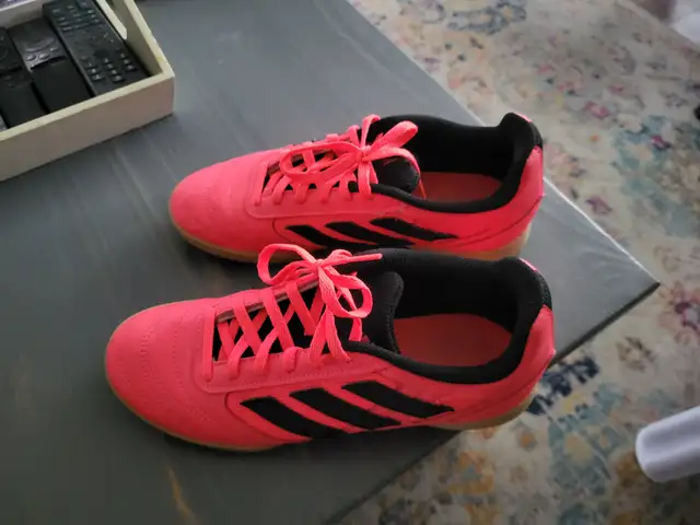 Adidas Sala indoor soccer shoes  Size 5 1/2 US.